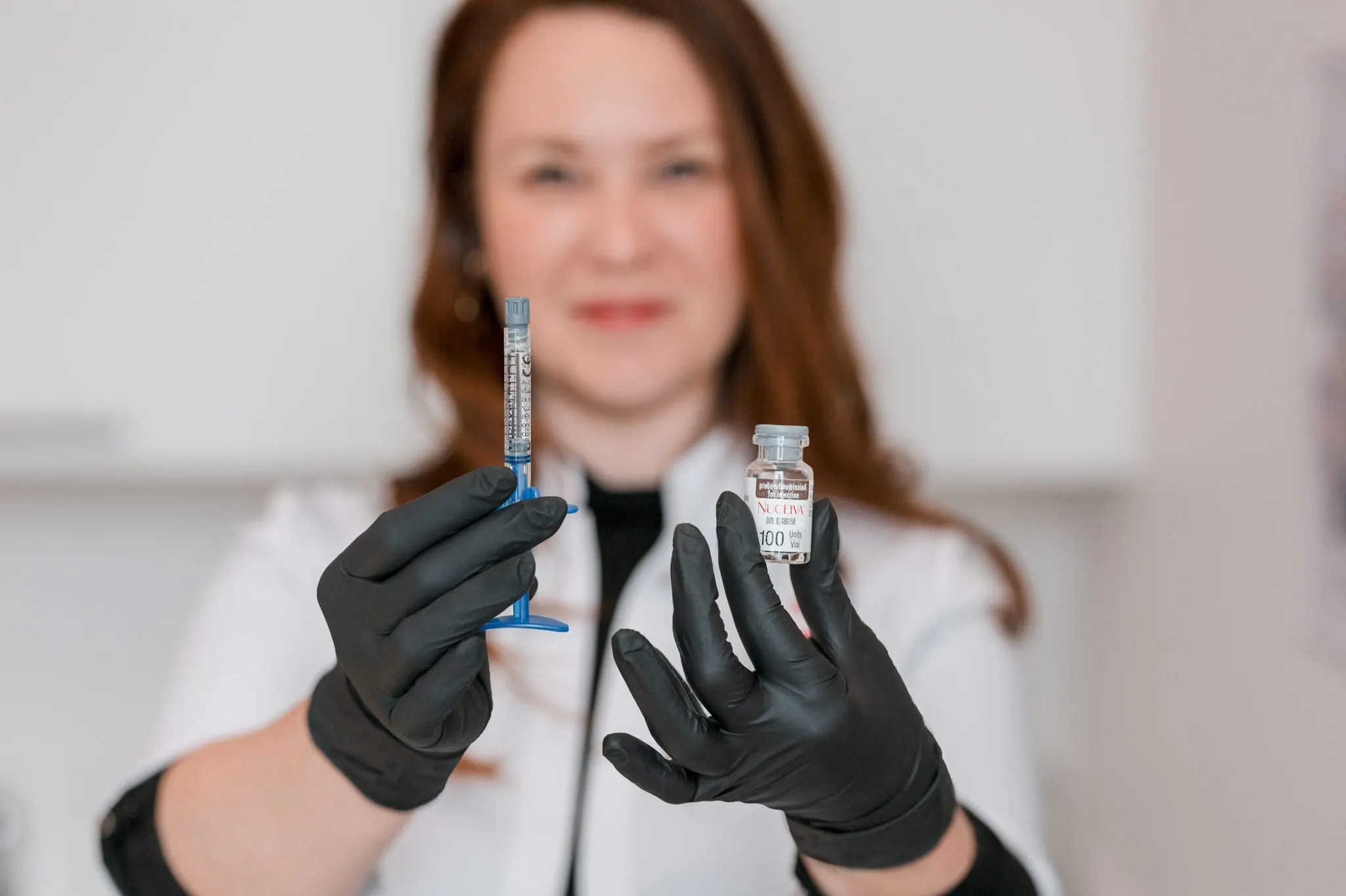 Injectrices en médico-esthétique avec produits de comblement et neuromodulateurs.